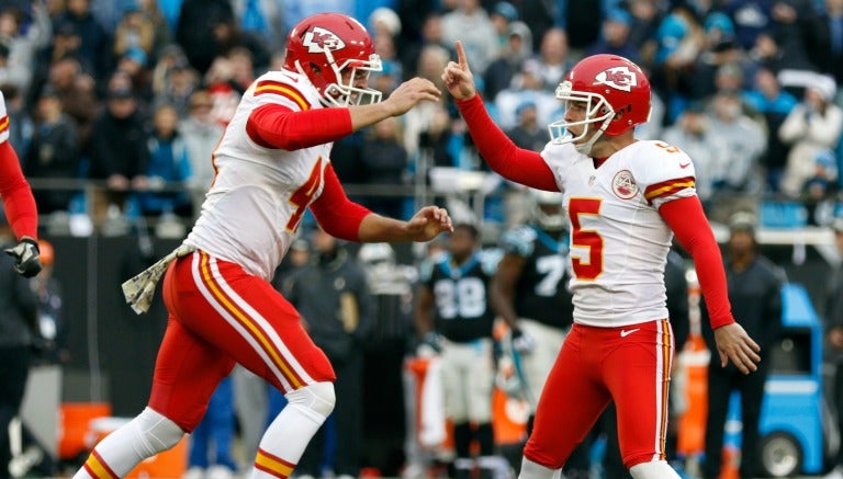 Cairo Santos celebra con un líniero ofensico de los Jefes el triunfo del equipo