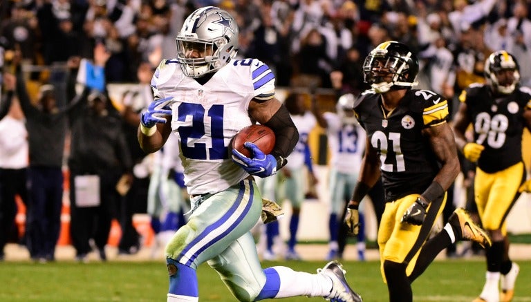 Ezekiel Elliot acarreando el balón frente a Steelers