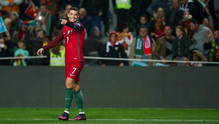 Cristiano Ronaldo celebra uno de sus goles frente a Letonia