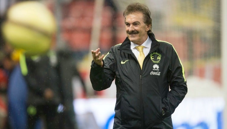 Ricardo La Volpe sonríe durante un partido de América