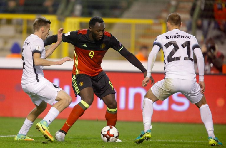 Lukaku conduce el balón en el juego contra Estonia