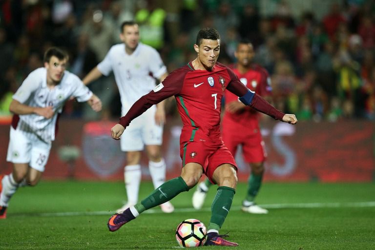 Cristiano Ronaldo cobra un penalti contra Letonia