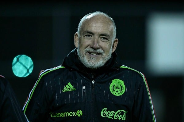 Imanol Ibarrondo sonríe durante un entrenamiento de México