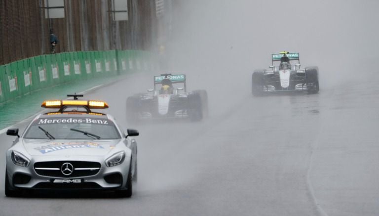 El Safety Car sale a la pista durante el GP de Brasil