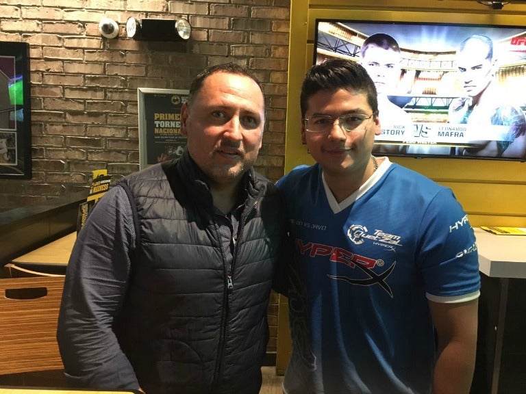 Villa posa con PelónVSJavo, uno de los mejores FIFA Pro Players de México