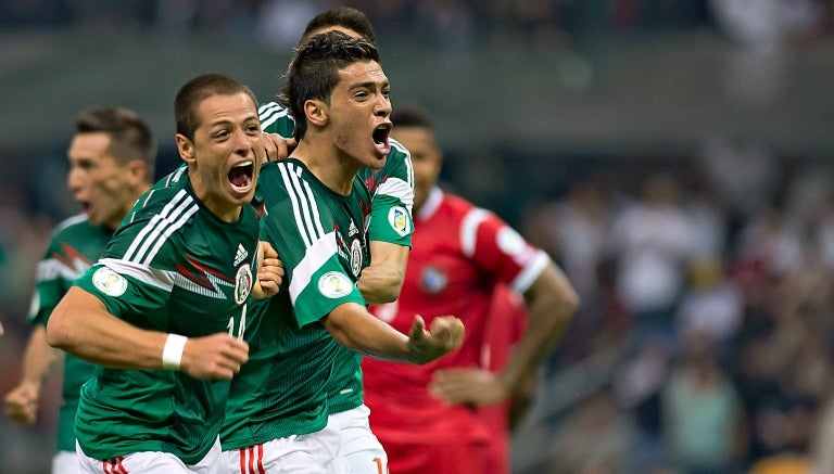 Raúl Jiménez celebra su gol de chilena frente a Panamá