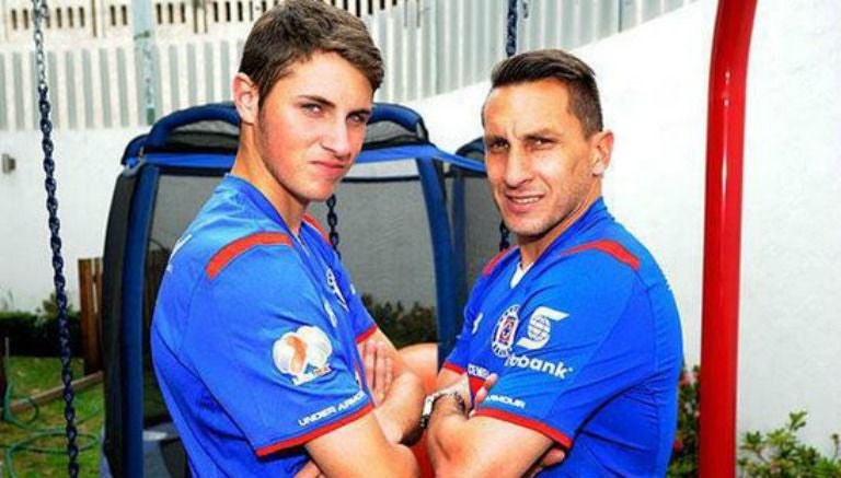 Santiago y Christian Giménez posan con la playera de Cruz Azul