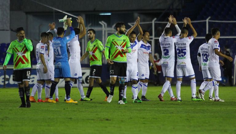 Jugadores de Celaya agradecen a su público después de un partido