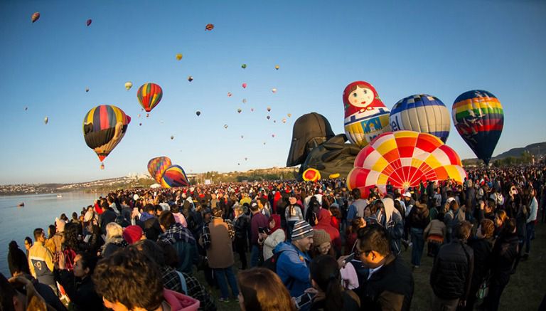 Globos aerostáticos comenzando su despegue