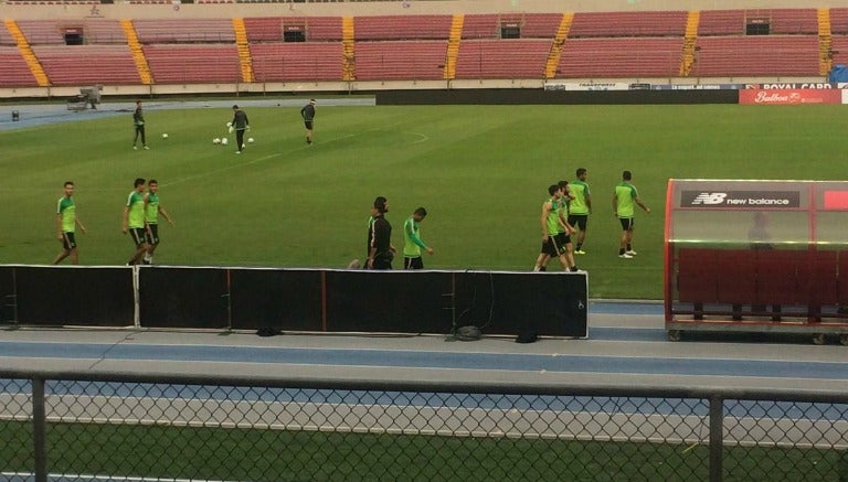 Jugadores del Tri reconocen cancha del Rommel Fernández