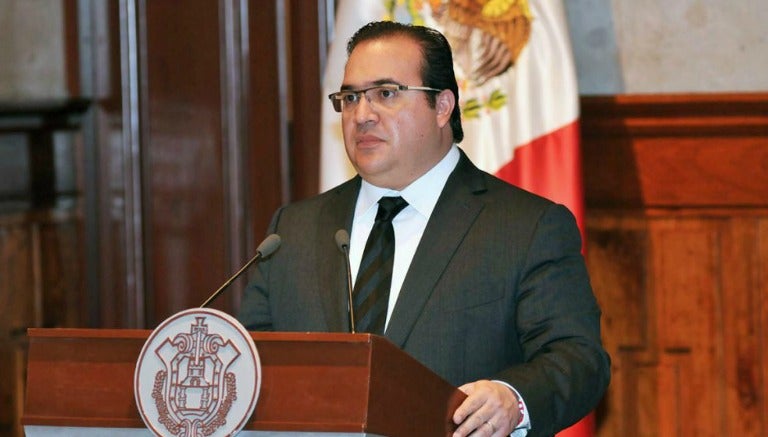 Javier Duarte dando un discurso como gobernador de Veracruz