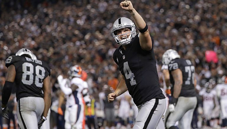 Derek Carr celebra tras un touchdown