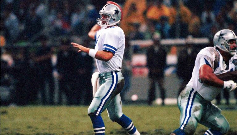 Troy Aikman lanza el balón durante el juego de los Cowboys en 1994