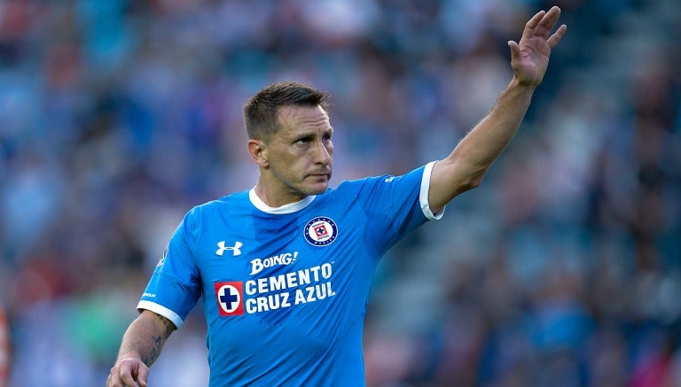 Chaco Giménez dedica un gol en un partido de Cruz Azul