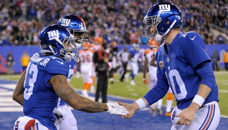 Eli Manning felicita a Odell Beckham Jr tras anotar un TD