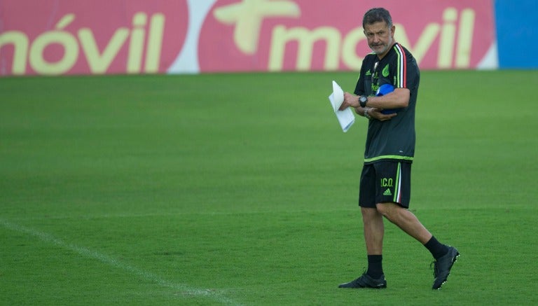 Juan Carlos Osorio durante un entrenamiento del Tri