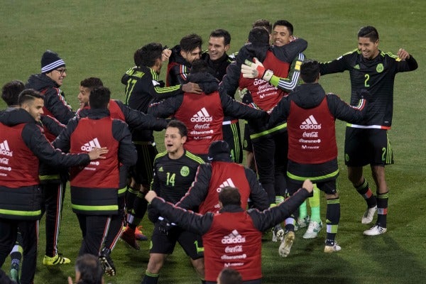 Los jugadores del Tri celebran tras vencer a Estados Unidos