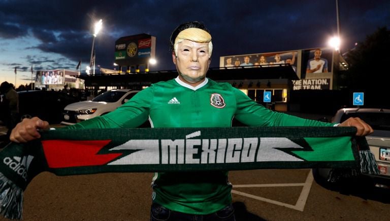 Aficionado mexicano con una máscara de Donald Trump