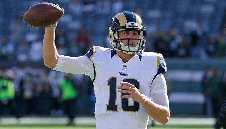 Jared Goff durante un entrenamiento de Rams