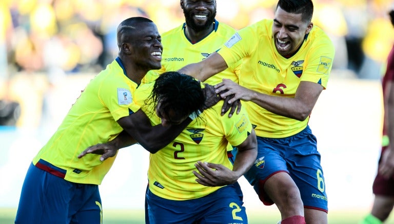 Mina, Noboa y Valecia, celebran el primer gol del encuentro