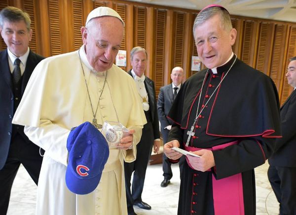 El arzobispo de Chicago entrega gorra de los Cubs al Papa