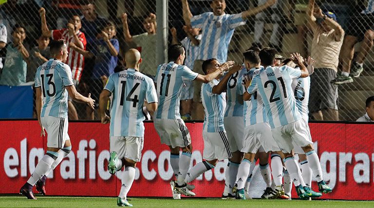 Argentina festeja el tanto de Messi, el primero sobre Colombia