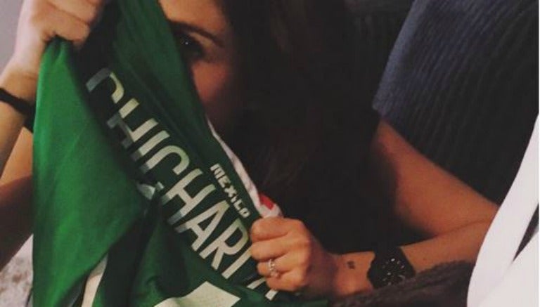 Lucía Villalón se tapa el rostro con la camiseta del Tri