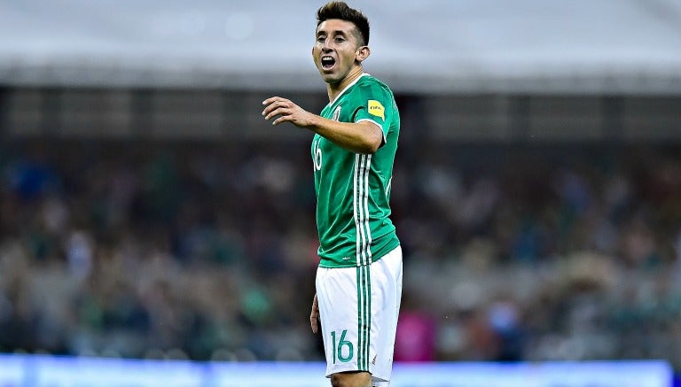 Herrera, durante un partido de México en el Azteca