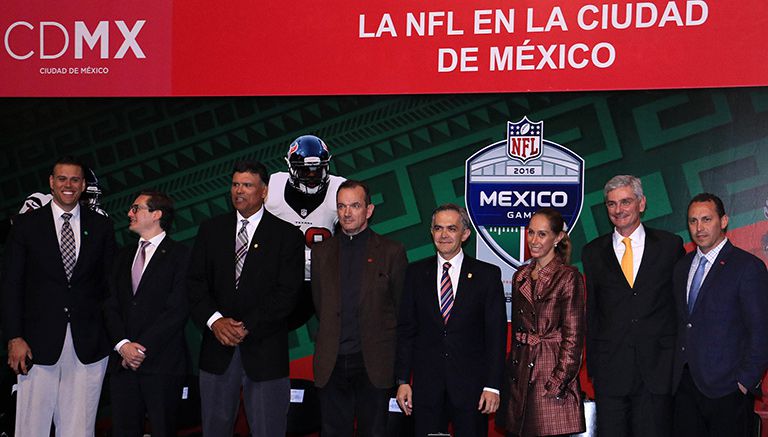 Las autoridades y figuras que presentaron el juego de la NFL en México