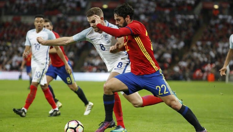 Isco trata de quitarse la marca de Jordan Henderson