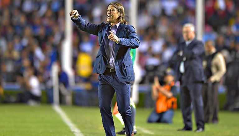 Matías Almeyda da indicaciones en juego de Chivas