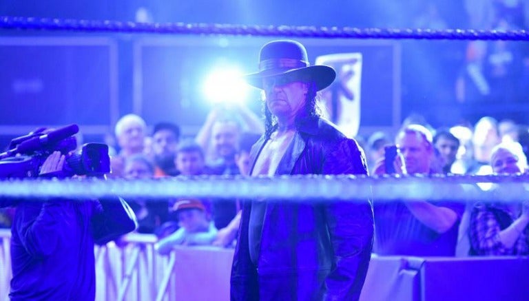 Undertaker observa a los miembros de Smackdown