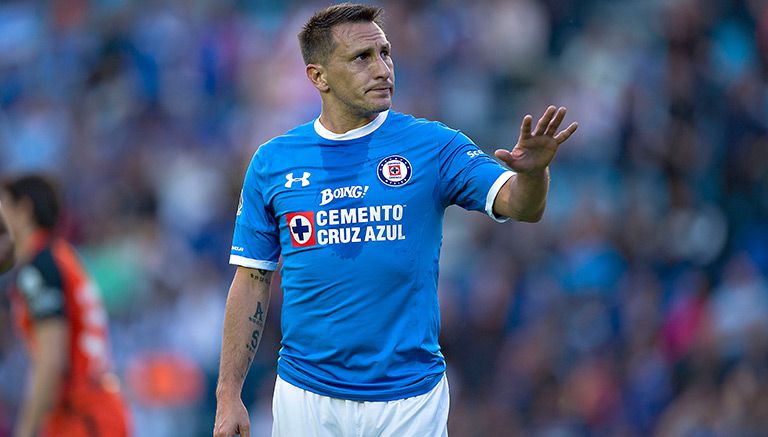 Chaco Giménez saluda en juego de Cruz Azul contra Pachuca