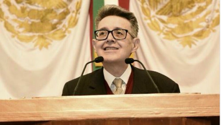 José Alfonso Suárez Del Real, durante un discurso