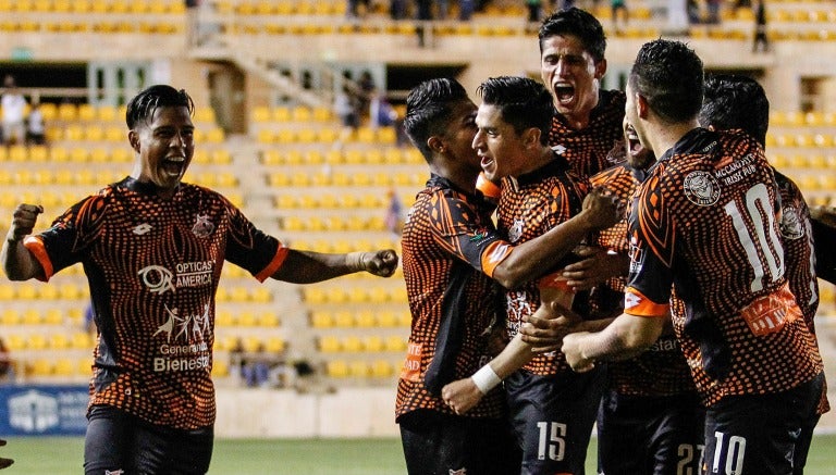 Jugadores de Alebrijes festejan el segundo gol