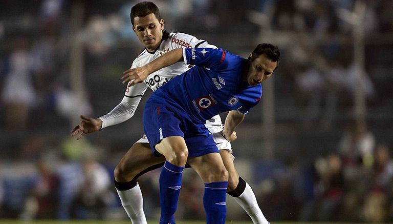 Chaco cubre el balón en juego de Libertadores