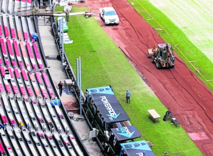 La maquinaria trabaja en el estadio