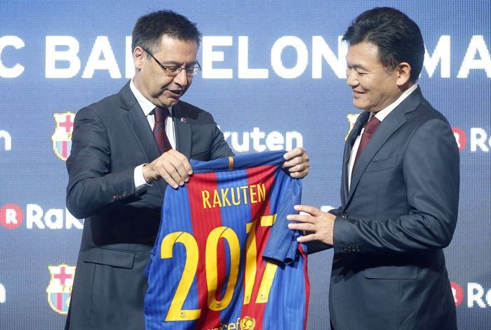 El presidente del Barcelona muestra la playera del acuerdo