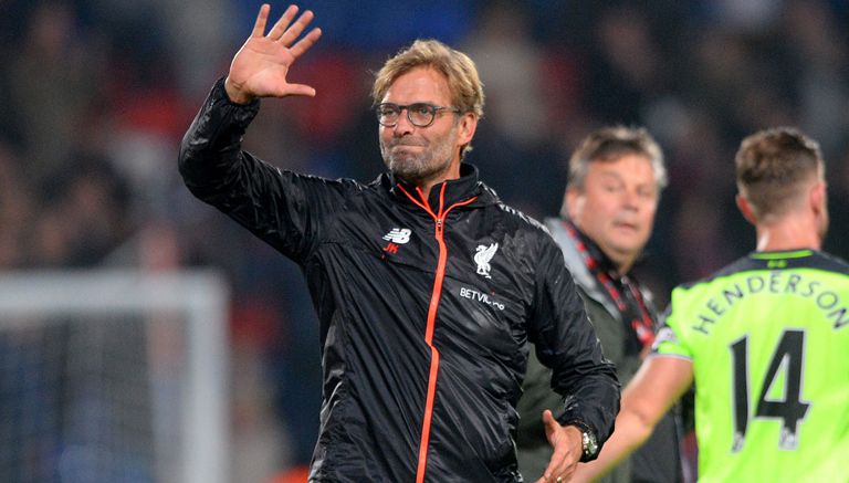 Jürgen Klopp saluda a la afición del Liverpool