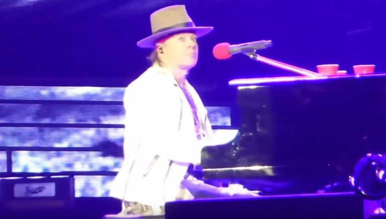 Axl Rose toca el piano durante un concierto