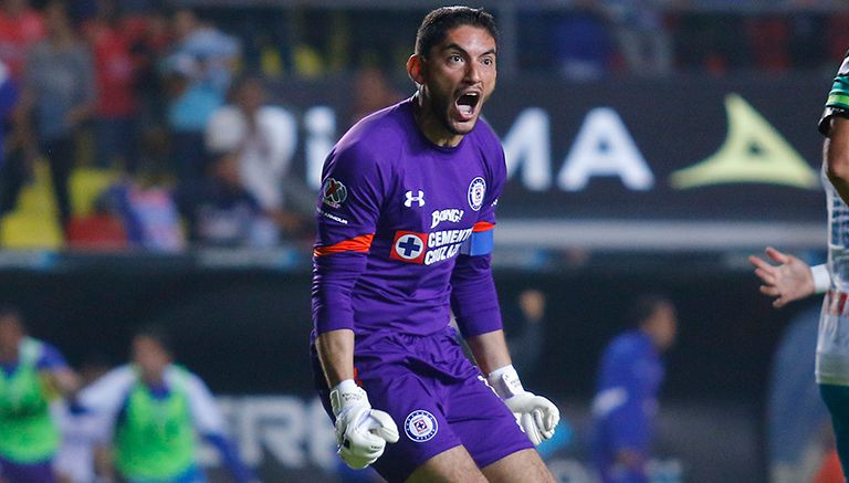 Corona grita durante un juego de Cruz Azul