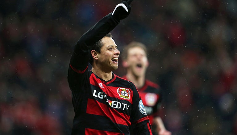 Chicharito festeja gol con el Leverkusen