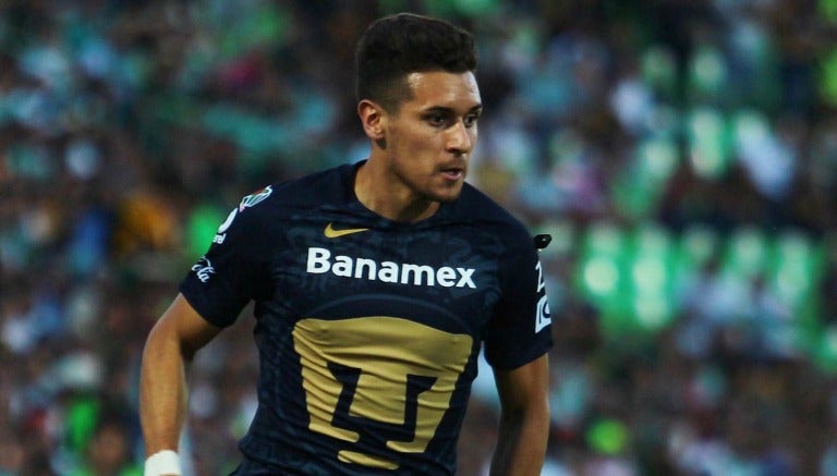 Kevin Escamilla en un partido de Pumas