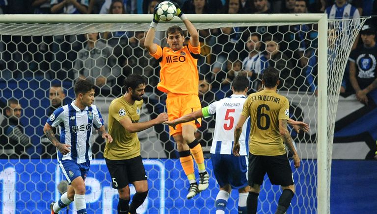 Iker Casillas ataja el balón en Champions League