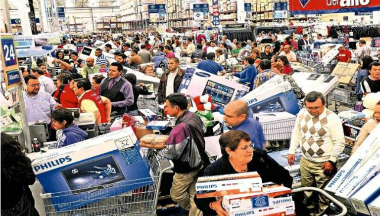 La gente realiza sus compras durante el 'Buen Fin'