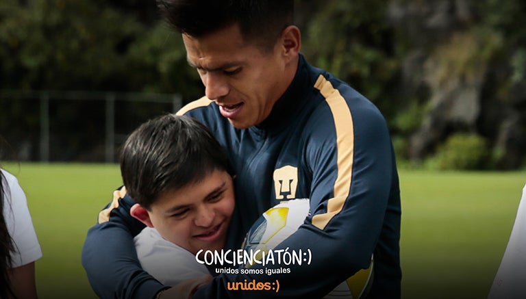 Marcelo Alatorre abraza a uno de los jóvenes que participó en el entrenamiento de Pumas