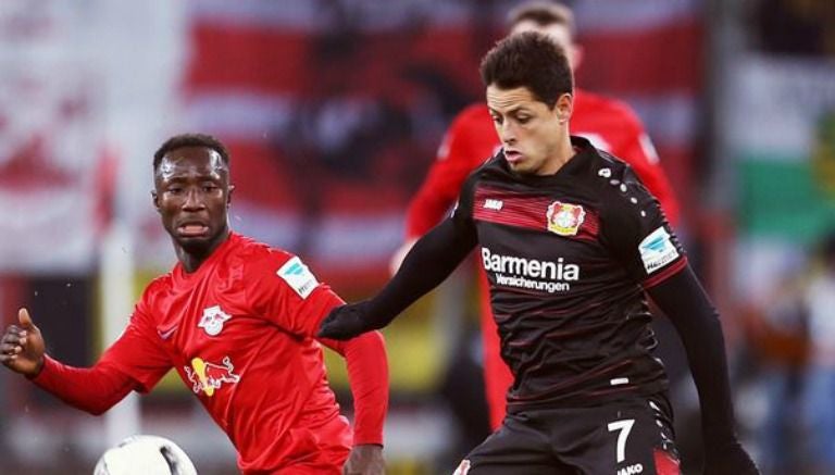 Javier Hernández disputa un balón en el juego Leverkusen vs Leipzig