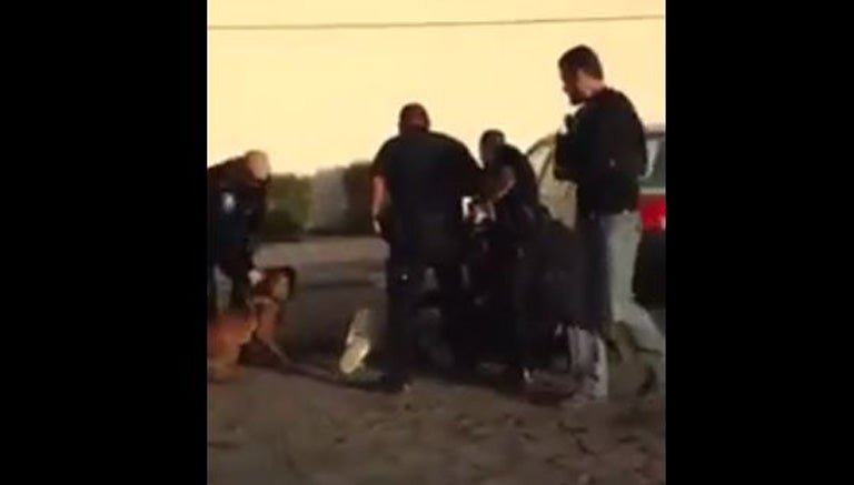 Policías golpeando a la víctima