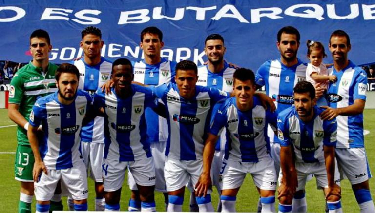 Equipo del Leganés posa previo a un partido