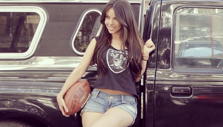 Jimena Sánchez luce una bonita playera de Raiders